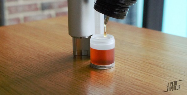 remplissage réservoir pump squonker - blog le petit vapoteur